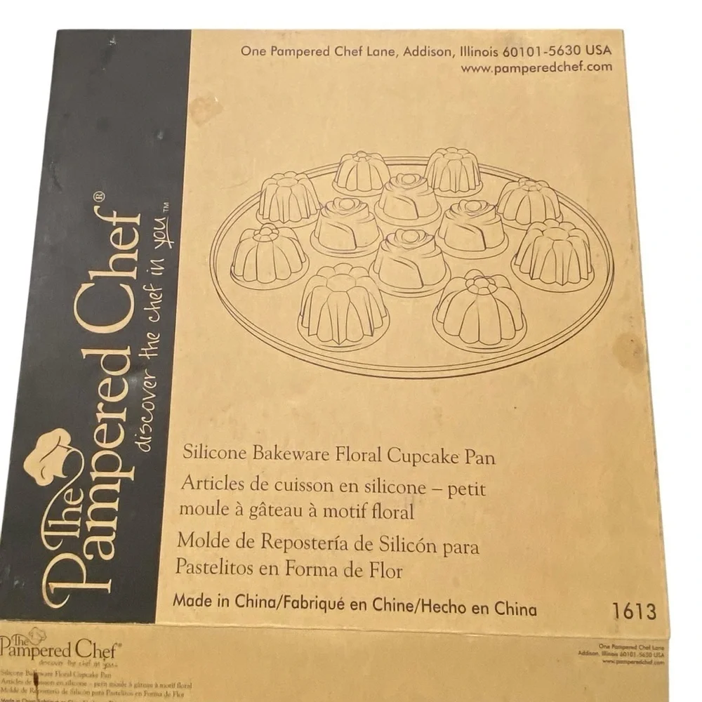 Pampered Chef Silicone Bakeware Floral Cupcake Pan, item #1613 New in Box